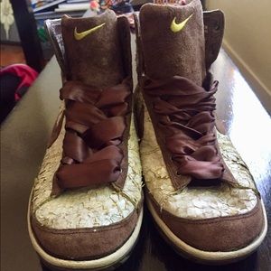*** NIKE Snakeskin Hightop Sneakers ***